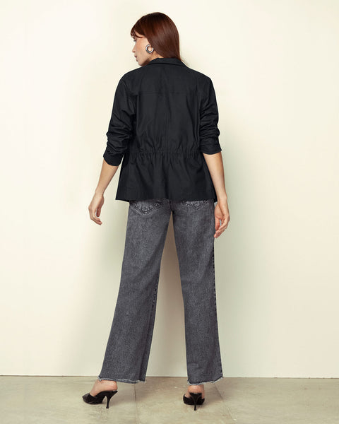 Chaqueta manga larga con bolsillos decorativos y tira ajustable en cintura#color_701-negro