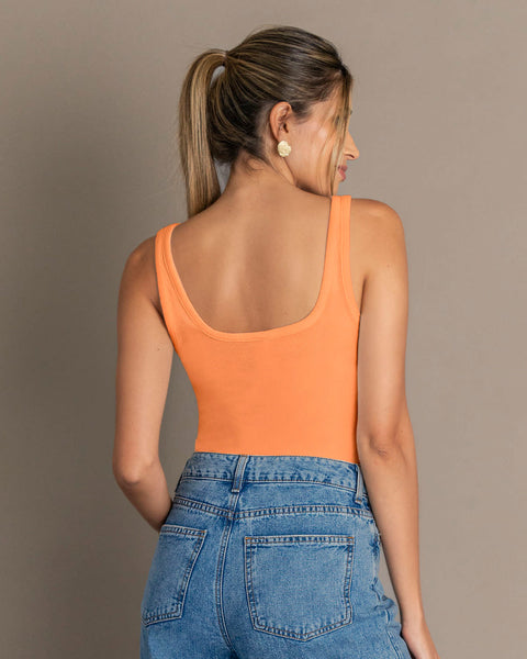 Camiseta manga sisa con cuello en u y espalda descubierta#color_203-naranja-claro