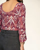 Blusa manga larga con cuello redondo y elástico en mangas#color_145-terracota-estampado