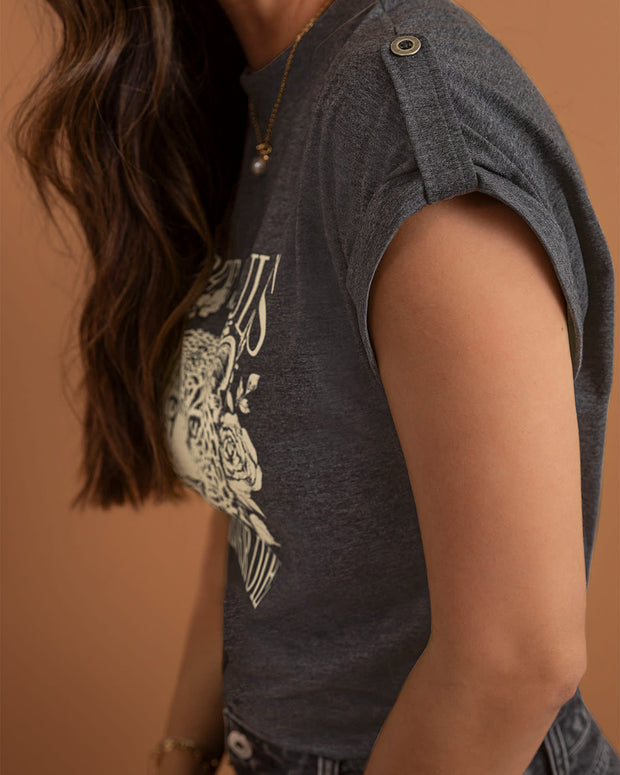 Camiseta manga corta con charretera en mangas y estampado en frente#color_723-gris
