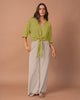 Blusa manga 3/4 con tiras para anudar en cintura y escote en V#color_653-verde-lima