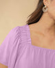 Blusa manga corta con escote cuadrado y recogido en hombros#color_422-lila
