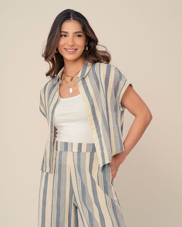 Blusa manga corta con cuello camisero y perilla funcional
