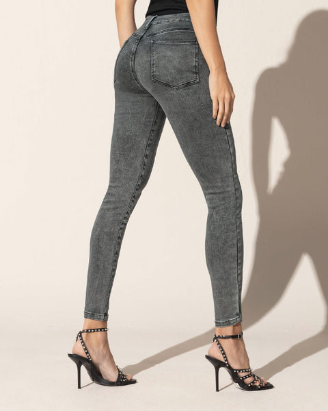 Skinny jean con bolsillos funcionales#color_711-gris