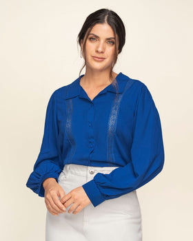 Blusa manga larga con cuello camisero y recogido en puños#color_055-azul
