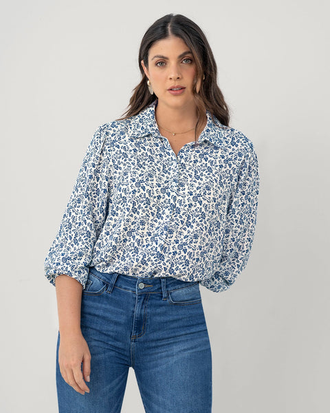 Blusa manga larga estampada con botones funcionales#color_145-estampado-flores-azul