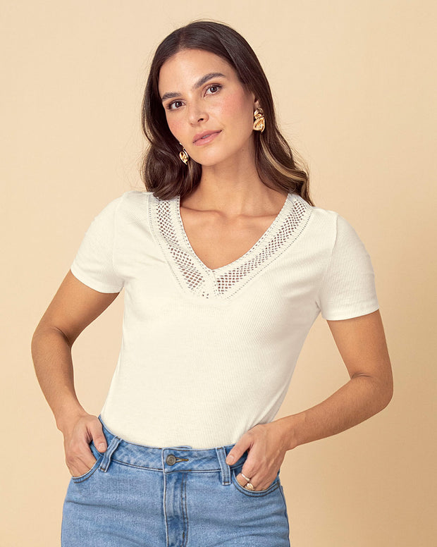 Camiseta manga corta con detalle guipur cruzado en escote