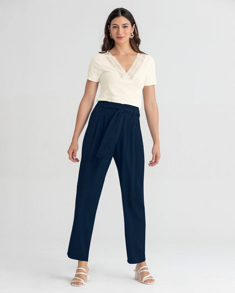 Camiseta manga corta con detalle guipur cruzado en escote