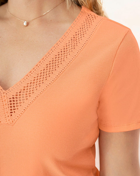 Camiseta manga corta con detalle guipur cruzado en escote#color_170-durazno