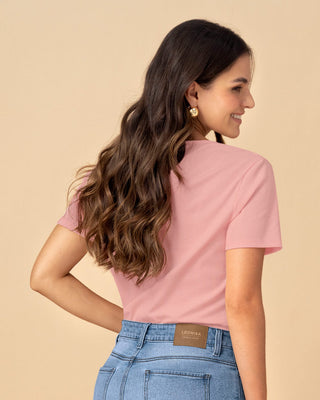 Camiseta manga corta con detalle guipur cruzado en escote#color_c30-rosado