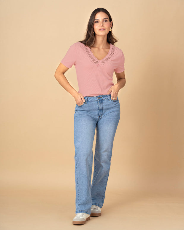 Camiseta manga corta con detalle guipur cruzado en escote