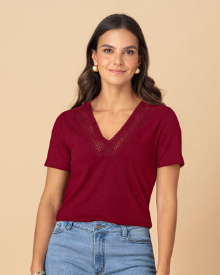 Camiseta manga corta con detalle guipur cruzado en escote#color_c33-vino
