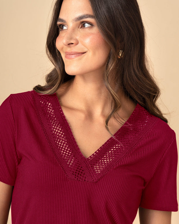 Camiseta manga corta con detalle guipur cruzado en escote