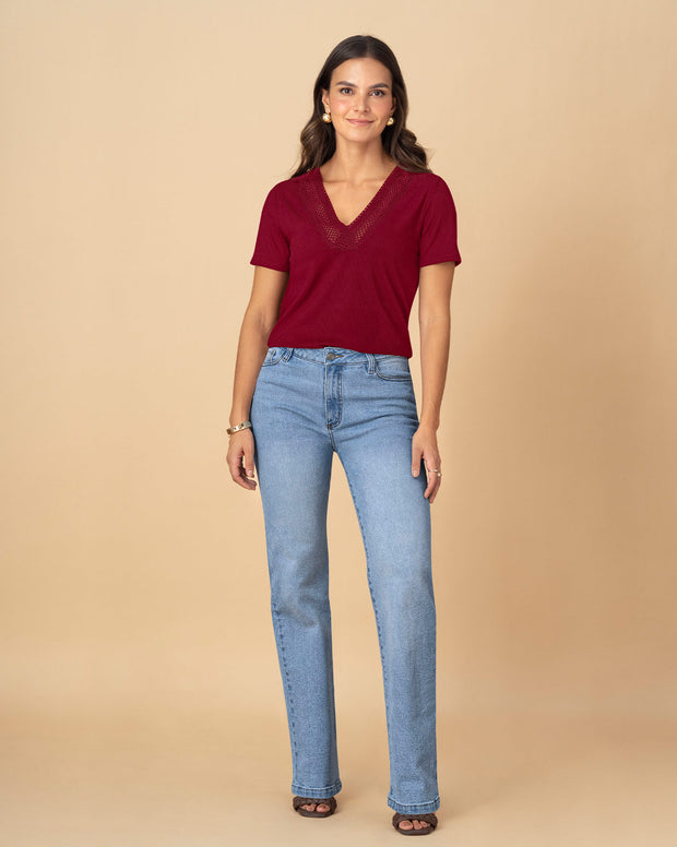 Camiseta manga corta con detalle guipur cruzado en escote