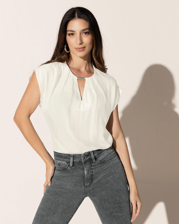 Blusa manga corta con detalle en el escote