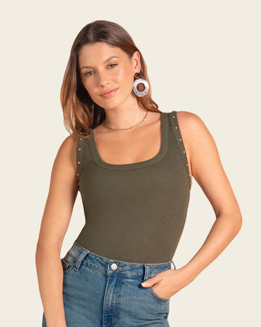 Camiseta manga sisa con cuello y espalda en U#color_c46-verde