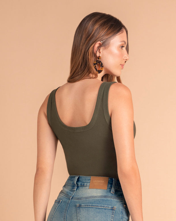 Camiseta manga sisa con cuello y espalda en U