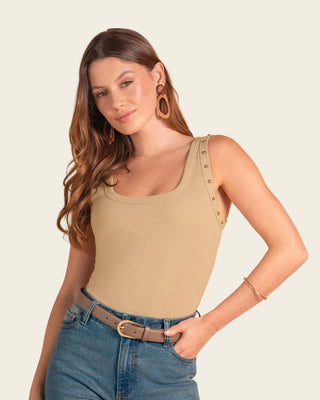 Camiseta manga sisa con cuello y espalda en U#color_c54-arena