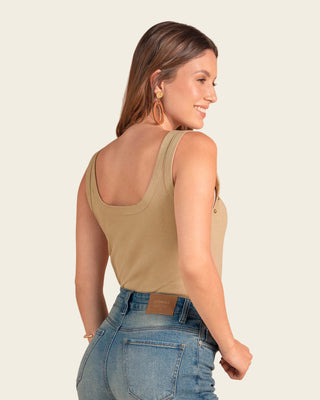 Camiseta manga sisa con cuello y espalda en U#color_c54-arena