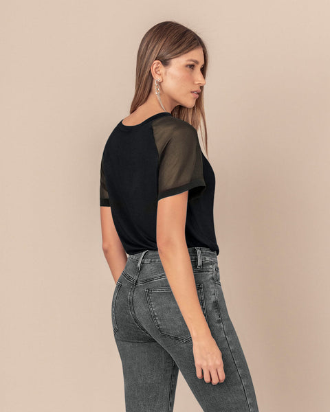 Camiseta con transparencia en mangas#color_700-negro