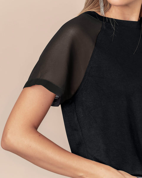 Camiseta con transparencia en mangas#color_700-negro