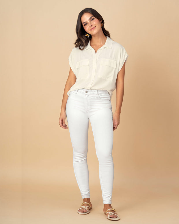 Blusa manga corta con cuello camisero y bolsillos con tapa en frente