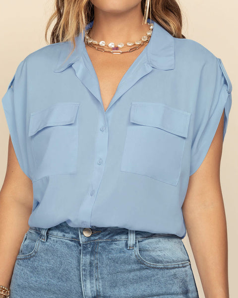 Blusa manga corta con cuello camisero y bolsillos con tapa en frente#color_022-azul-claro