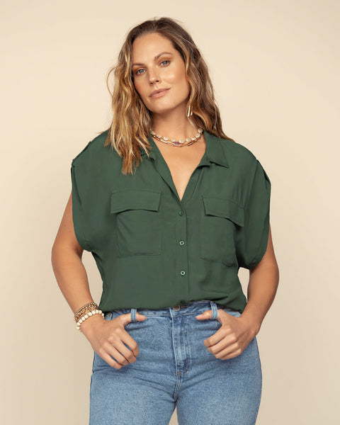 Blusa manga corta con cuello camisero y bolsillos con tapa en frente#color_068-verde-claro