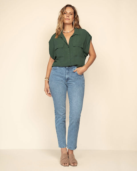 Blusa manga corta con cuello camisero y bolsillos con tapa en frente#color_068-verde-claro