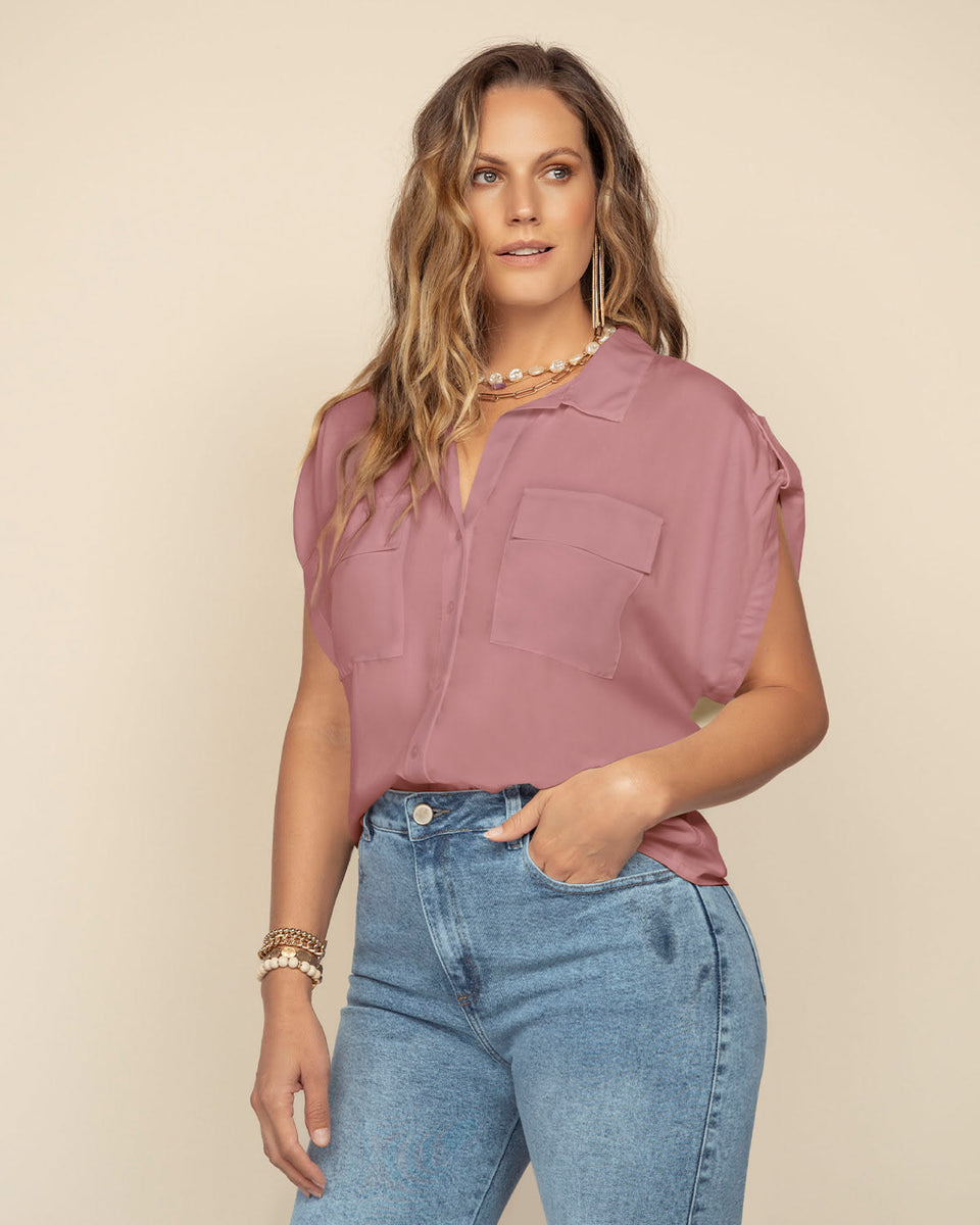 Blusa manga corta con cuello camisero y bolsillos con tapa en frente