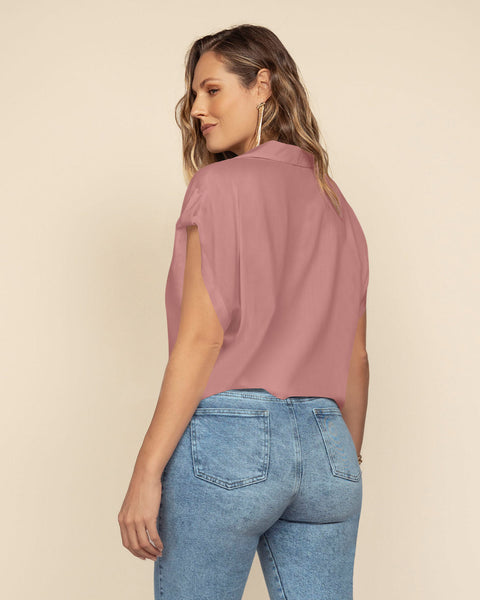 Blusa manga corta con cuello camisero y bolsillos con tapa en frente#color_180-palo-de-rosa