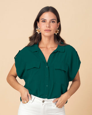Blusa manga corta con cuello camisero y bolsillos con tapa en frente#color_c43-verde