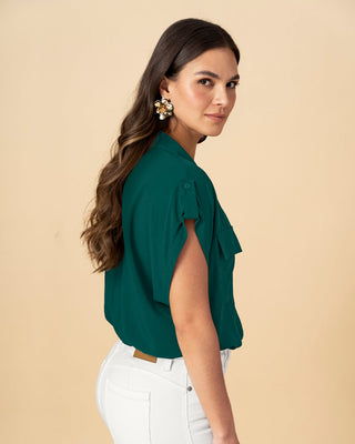 Blusa manga corta con cuello camisero y bolsillos con tapa en frente#color_c43-verde