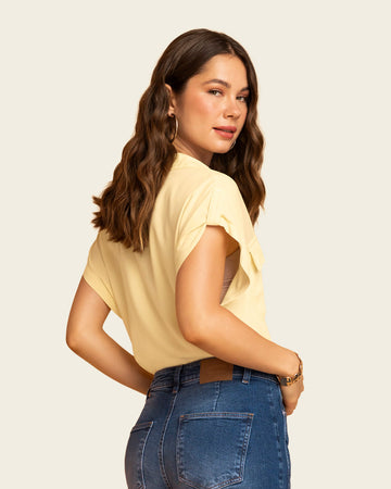 Blusa manga corta con cuello camisero y bolsillos con tapa en frente#color_c72-mantequilla