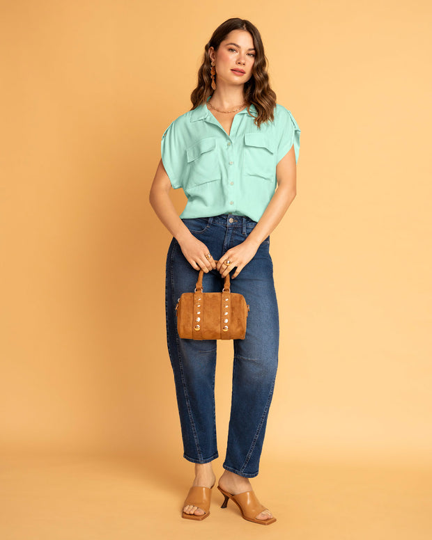 Blusa manga corta con cuello camisero y bolsillos con tapa en frente
