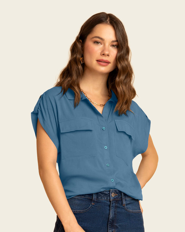 Blusa manga corta con cuello camisero y bolsillos con tapa en frente