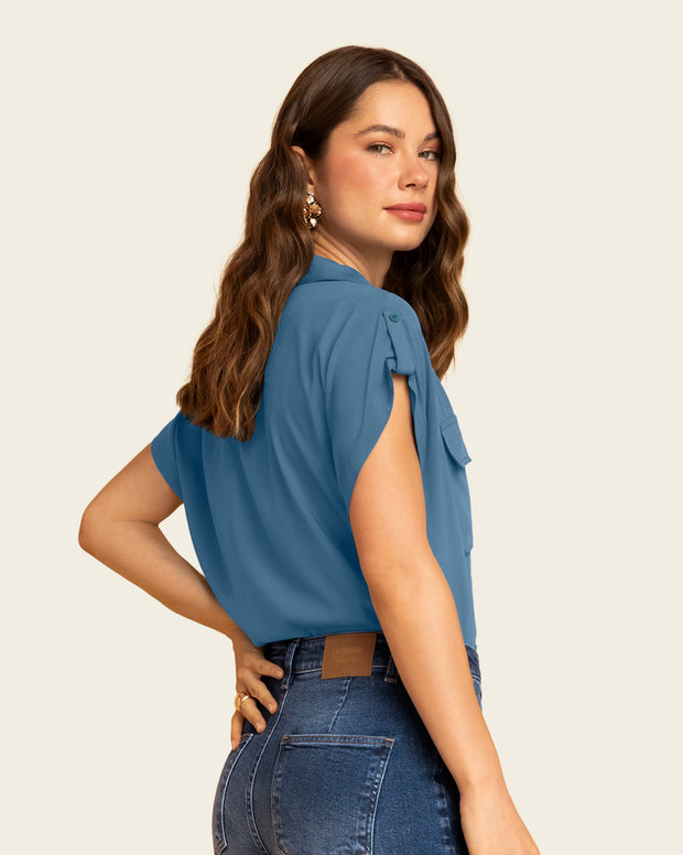 Blusa manga corta con cuello camisero y bolsillos con tapa en frente