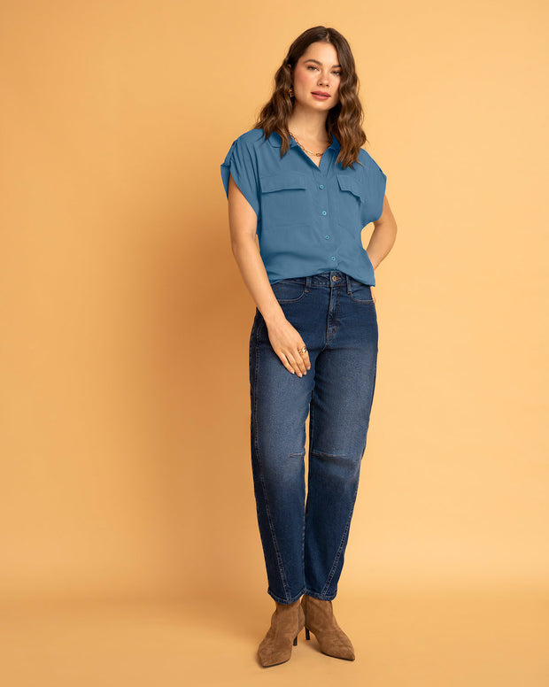 Blusa manga corta con cuello camisero y bolsillos con tapa en frente