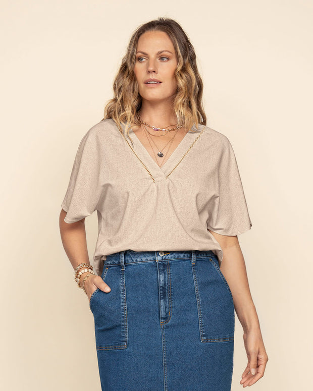 Blusa manga corta escote en V con escalerilla