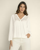 Blusa con elástico en puños y detalle guipur en frente#color_018-marfil