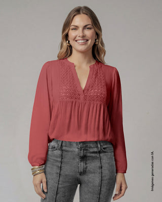 Blusa con elástico en puños y detalle guipur en frente#color_c31-rosado