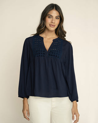 Blusa con elástico en puños y detalle guipur en frente#color_c42-azul-oscuro