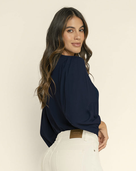 Blusa con elástico en puños y detalle guipur en frente#color_c42-azul-oscuro