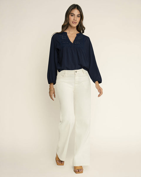 Blusa con elástico en puños y detalle guipur en frente#color_c42-azul-oscuro