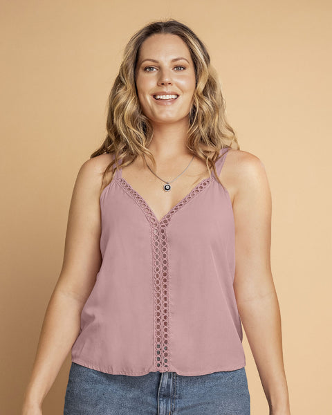 Blusa de tiras con escote en V y detalle de guipur#color_180-palo-de-rosa