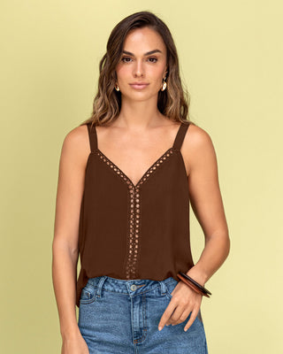 Blusa de tiras con escote en V y detalle de guipur#color_c23-cafe