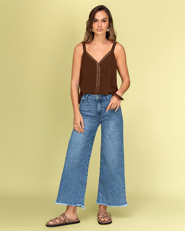 Blusa de tiras con escote en V y detalle de guipur