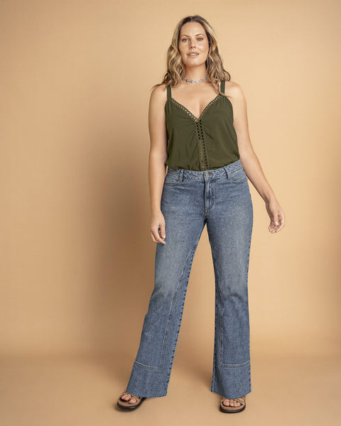 Blusa de tiras con escote en V y detalle de guipur#color_c46-verde