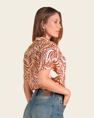 Blusa estampada de manga corta y cuello camisero#color_014-cebra