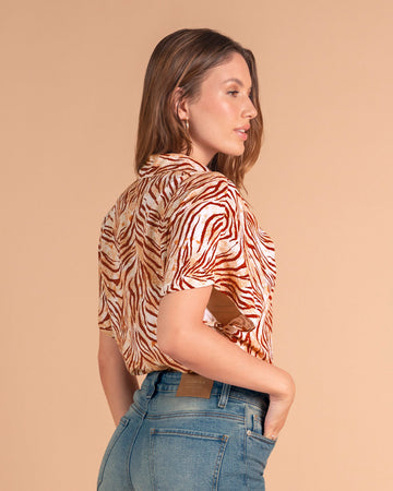 Blusa estampada de manga corta y cuello camisero#color_014-cebra